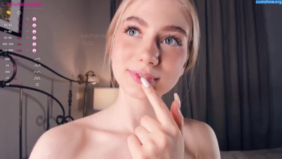 Kateharrise – Showing her beautiful tits